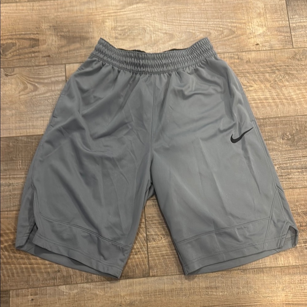 Nike Men's Athletic Shorts in Gray Size Small